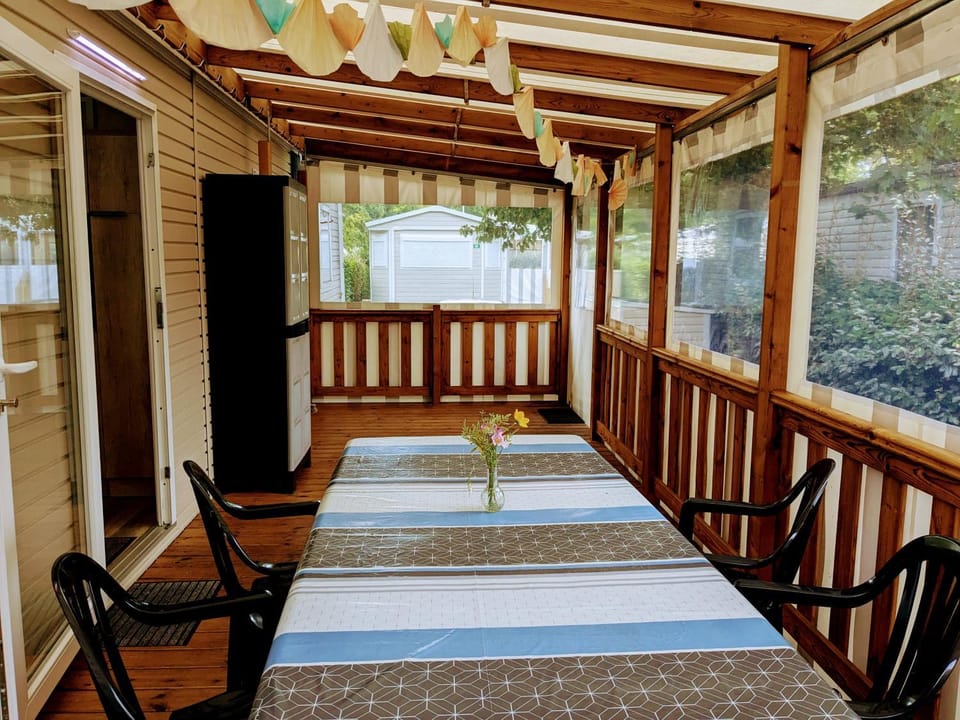 Patio, Dining area
