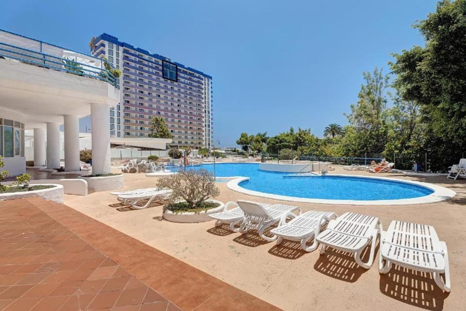Property building, Day, Pool view, Swimming pool, sunbed