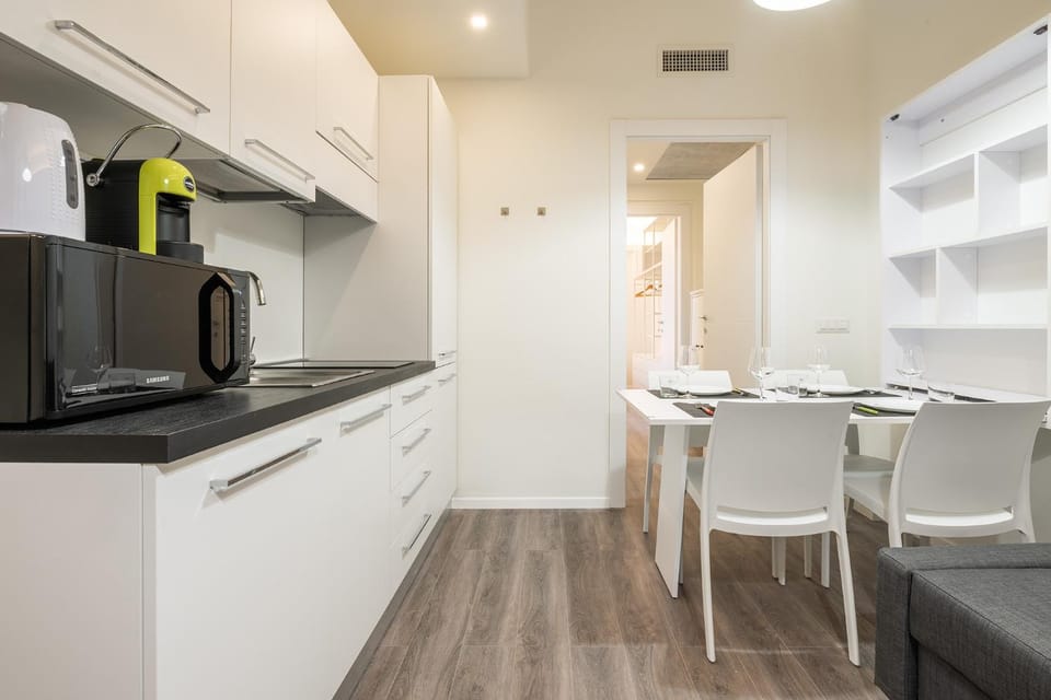 Coffee/tea facilities, Kitchen or kitchenette, Dining area, oven, stove