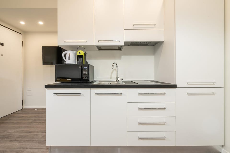 Coffee/tea facilities, Kitchen or kitchenette, stove