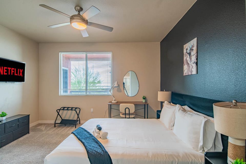 Trendy 2BD Gym Pool Parking WD Sleeps 8 Apartment in Tempe