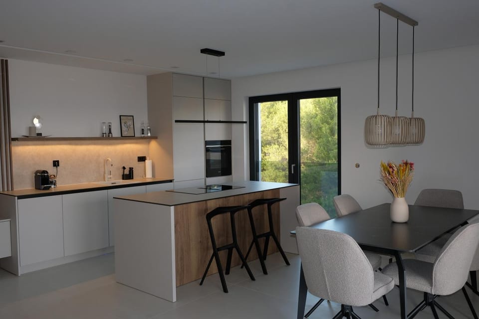 Kitchen or kitchenette, Living room, Seating area, Dining area, stove