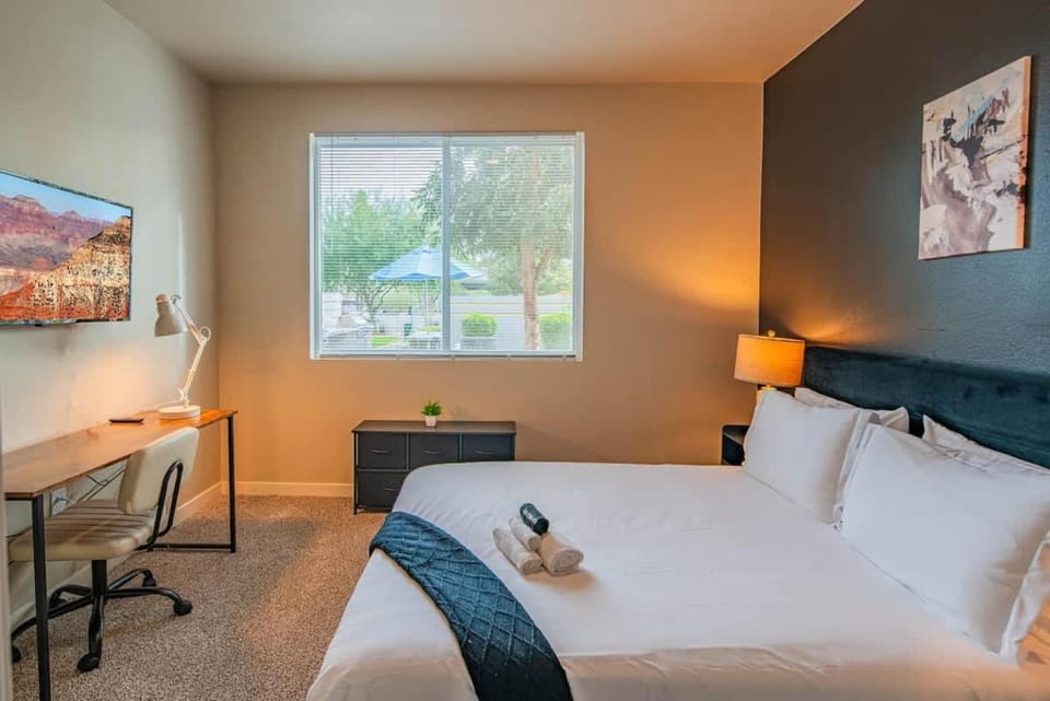 Chic 2BD Pool Gym Parking WD Sleeps8 Apartment in Tempe