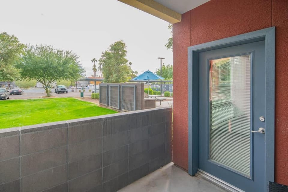 Chic 2BD Pool Gym Parking WD Sleeps8 Apartment in Tempe