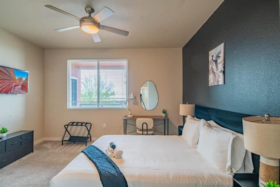 Sleek2BDPool Gym Parking WD Sleeps8 Apartment in Tempe