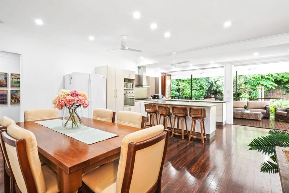 Kitchen or kitchenette, Seating area, Dining area