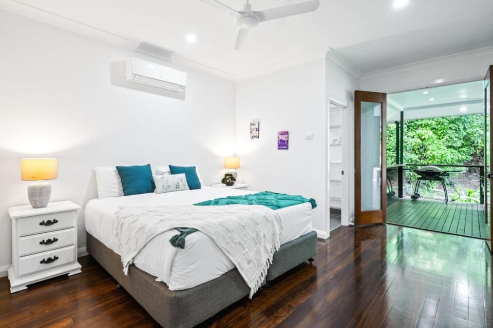 Bed, Photo of the whole room, Bedroom, air conditioner