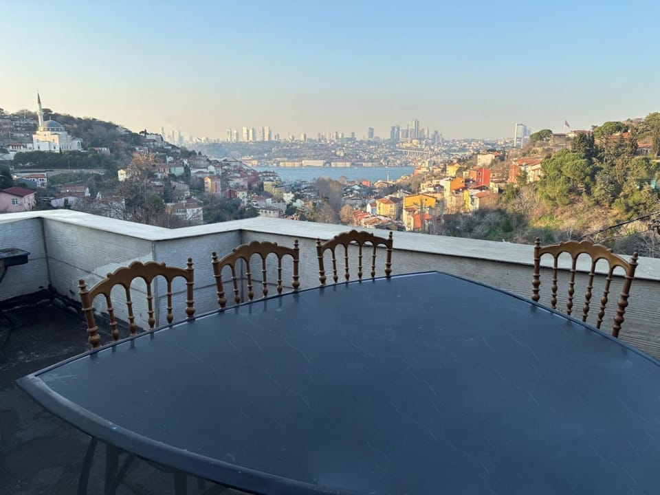 Natural landscape, BBQ facilities, Balcony/Terrace, Dining area, City view, Sea view