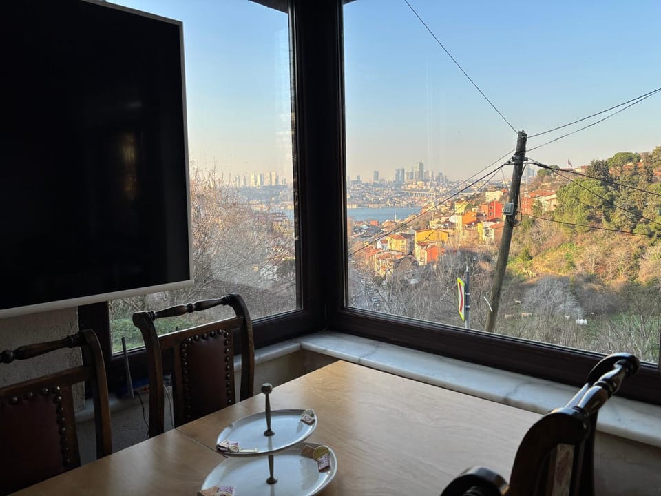Natural landscape, Dining area, City view, Sea view, Sea view
