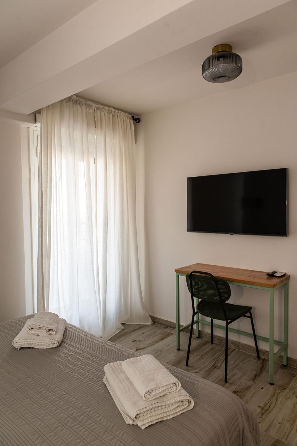 Bed, TV and multimedia, Photo of the whole room, Bedroom, towels