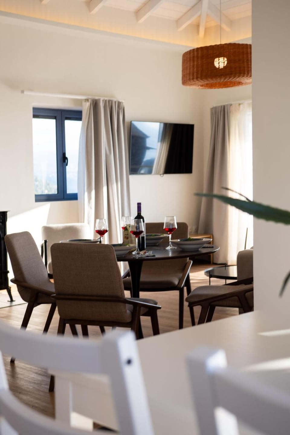 TV and multimedia, Living room, Seating area, Dining area