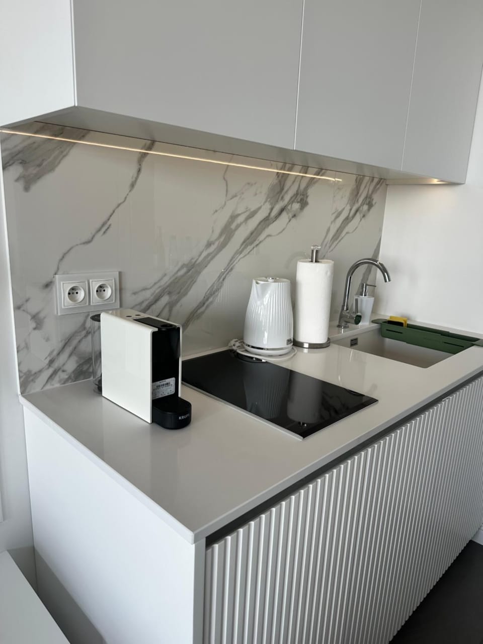 Coffee/tea facilities, Kitchen or kitchenette, stove