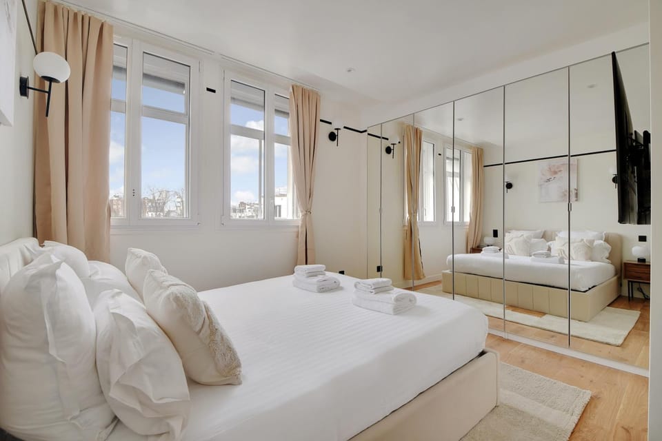 Bed, Photo of the whole room, Bedroom, towels