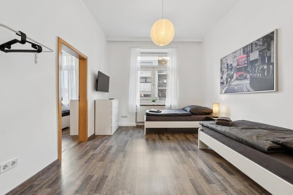 Bed, TV and multimedia, Photo of the whole room, Bedroom