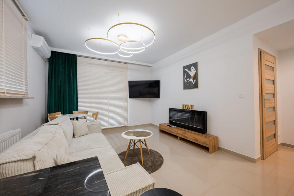 Communal lounge/ TV room, TV and multimedia, Living room, Seating area, Evening entertainment, air conditioner