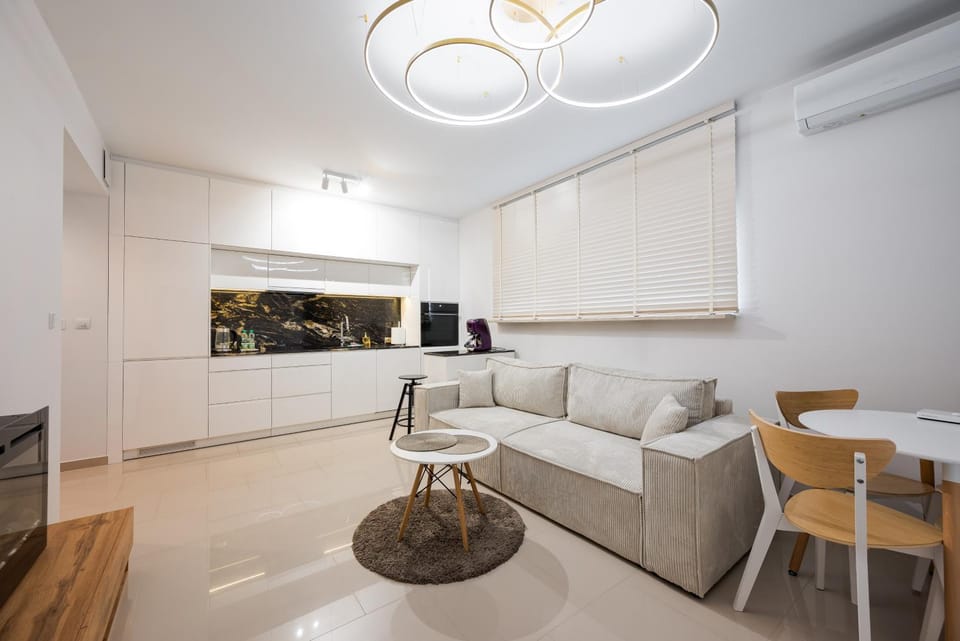 Kitchen or kitchenette, Living room, Seating area, Dining area