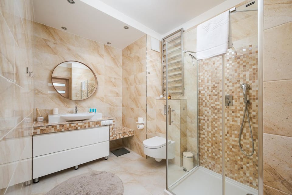 Shower, Toilet, Bathroom, towels