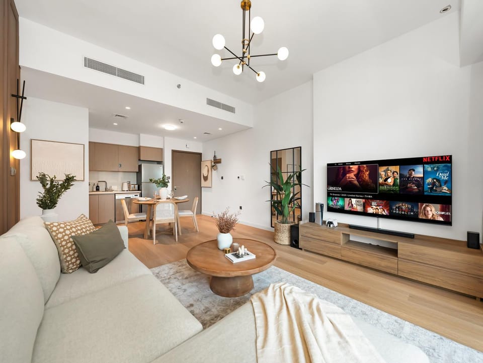 TV and multimedia, Living room, Seating area, Evening entertainment