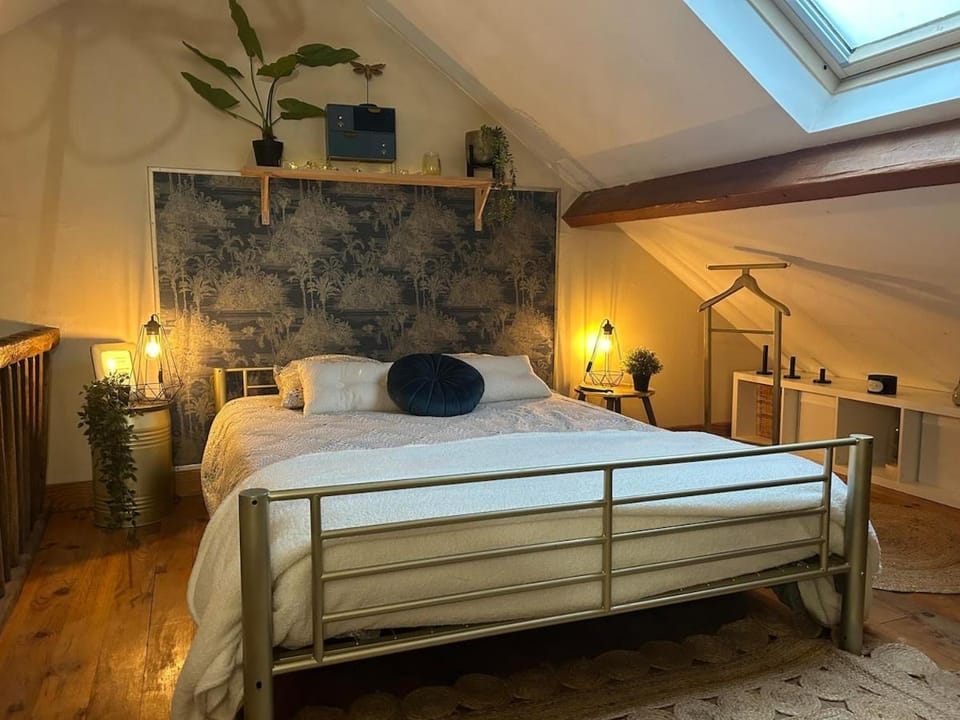 Bed, Photo of the whole room, Bedroom