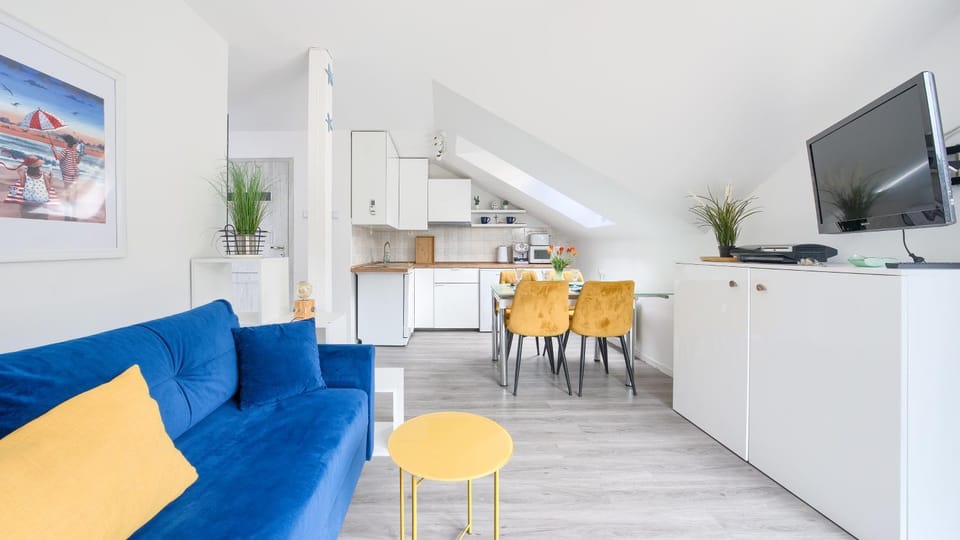 TV and multimedia, Kitchen or kitchenette, Living room, Seating area, Dining area