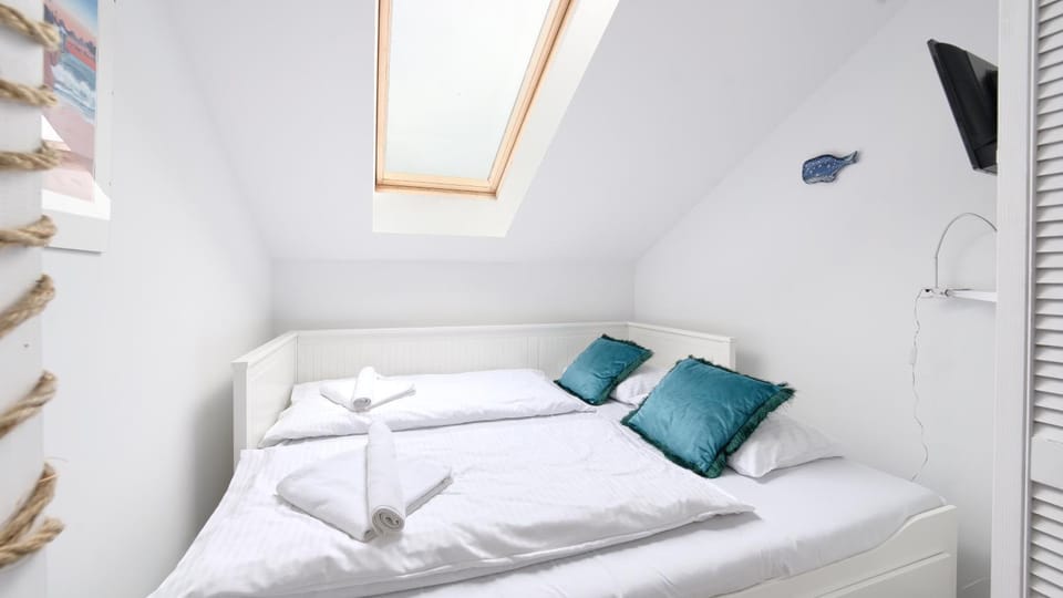 Bed, TV and multimedia, Bedroom