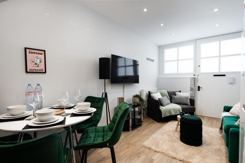 TV and multimedia, Living room, Seating area, Dining area