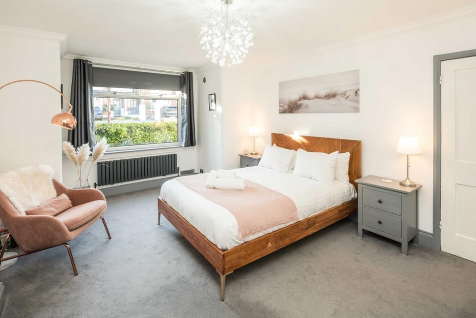 Bed, Photo of the whole room, Bedroom