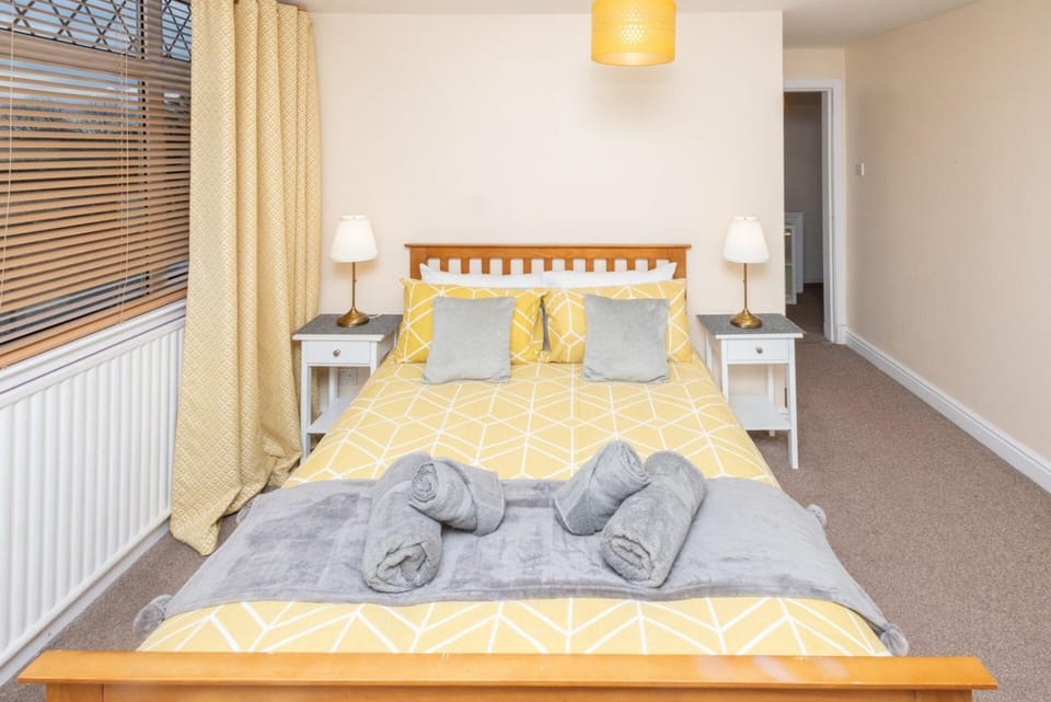 Bed, Photo of the whole room, Bedroom, towels