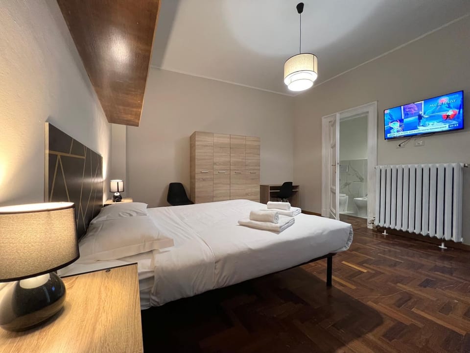 Bed, TV and multimedia, Photo of the whole room, Bedroom, towels