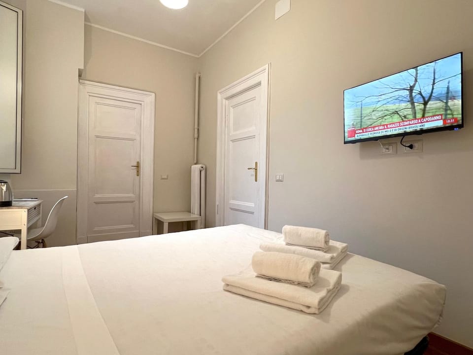 Bed, TV and multimedia, Photo of the whole room, Bedroom, towels