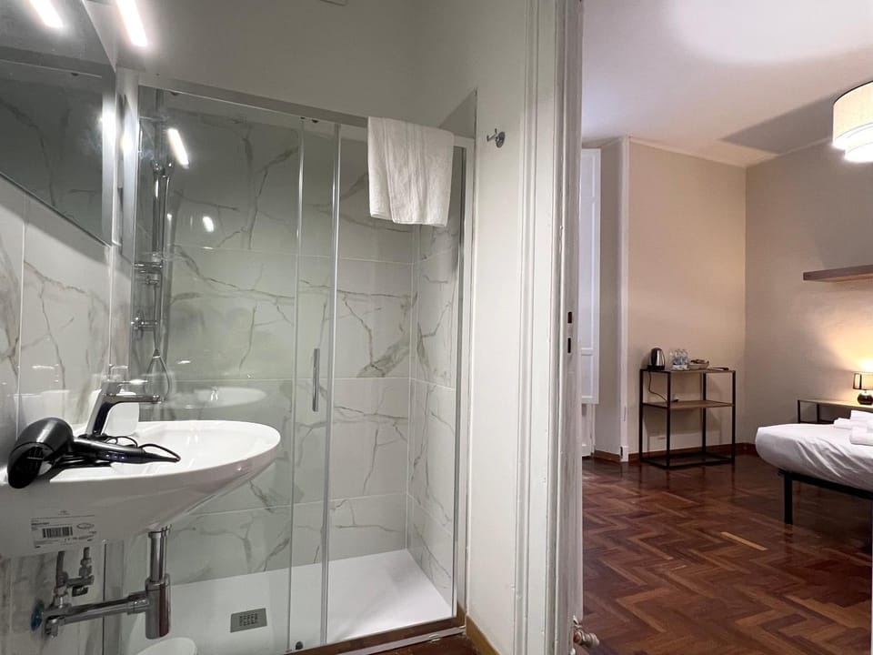 Shower, Toilet, Bathroom, Photo of the whole room, towels