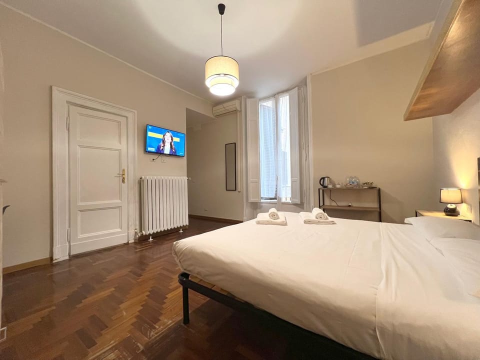 Bed, TV and multimedia, Photo of the whole room, Bedroom, towels