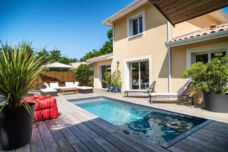 Villa au charme familial avec belle terrasse et piscine chauffée Villa in La Teste-de-Buch