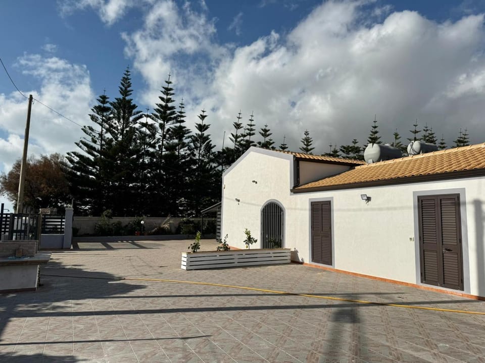 Property building, Day, Garden