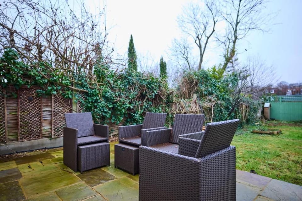 The Rosebery Retreat - Inviting 4BDR with Garden House in London