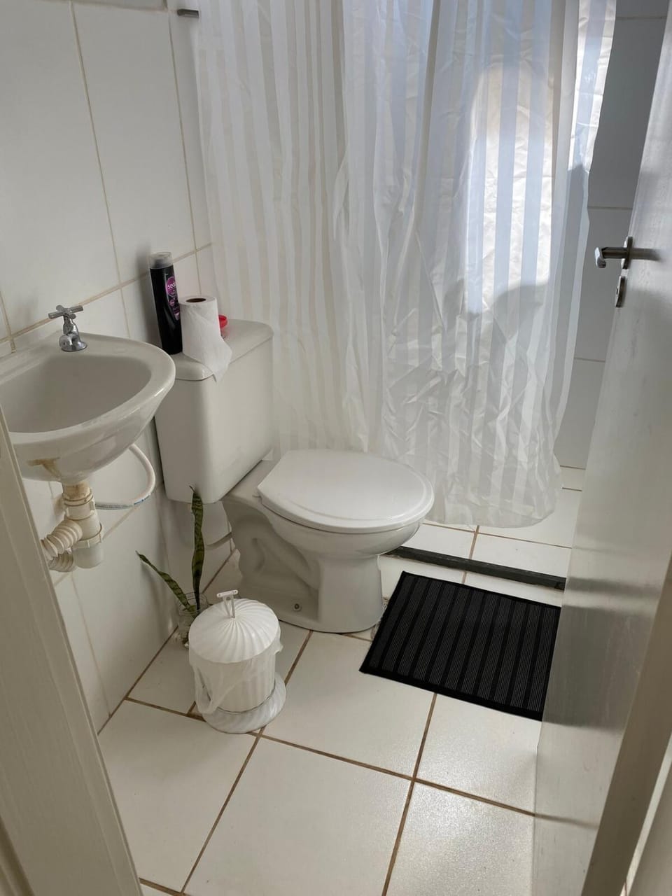 Apto térreo com garagem, quintal condomínio com portaria 24h Apartment in State of Goiás