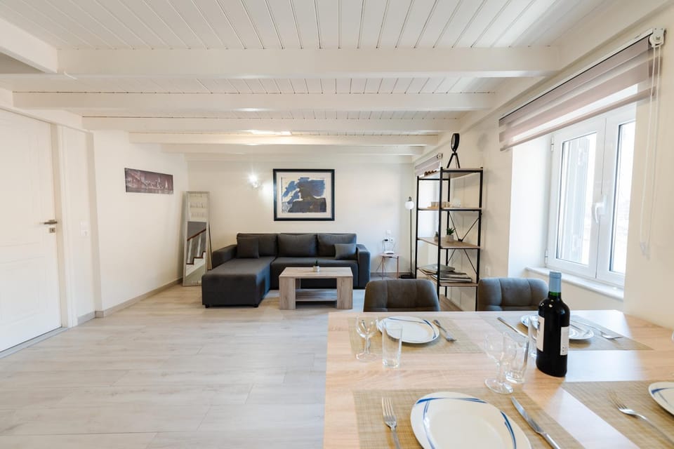 Seating area, Dining area