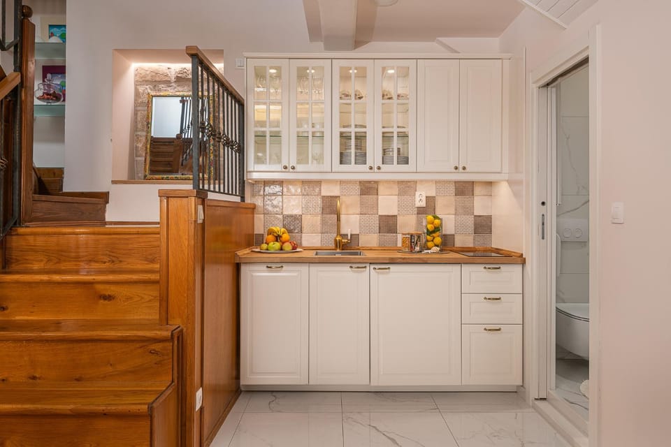 Kitchen or kitchenette, dishwasher, stove