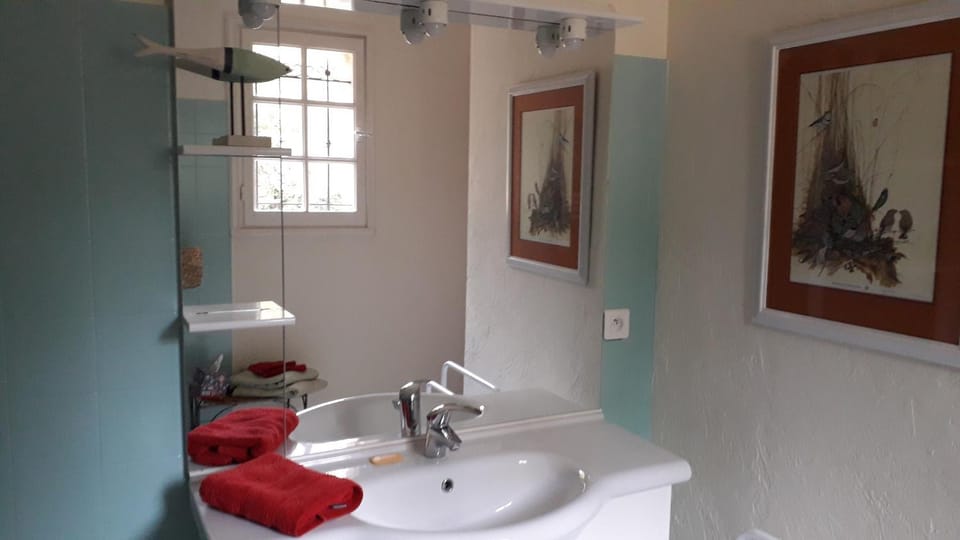 Bathroom, towels
