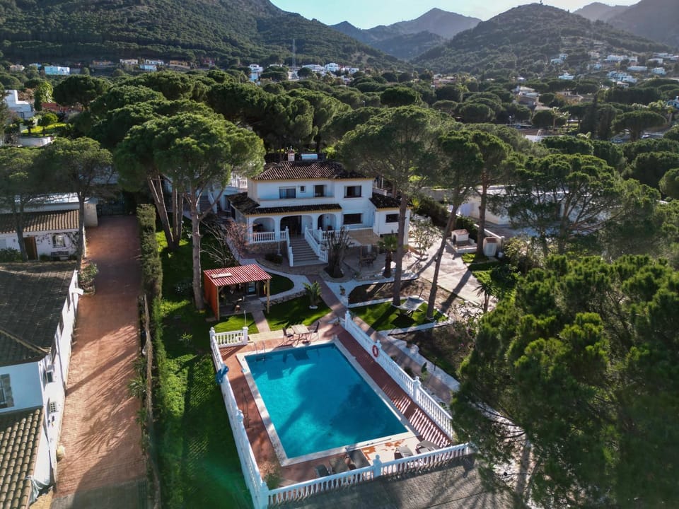 Property building, Garden, Mountain view, Pool view, Swimming pool