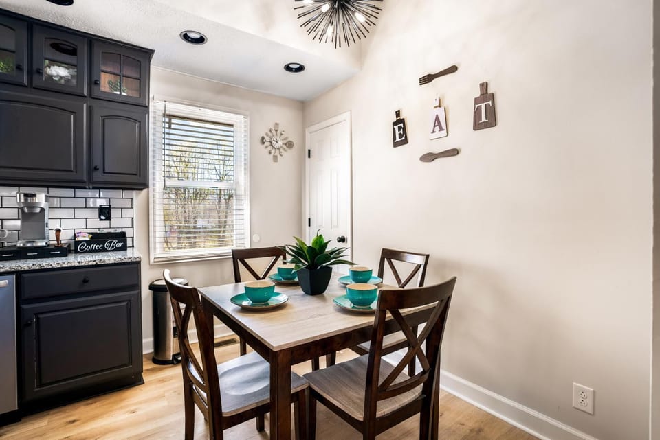 Serenity Cottage 300mbps WiFi - Dog Friendly House in Clarksville