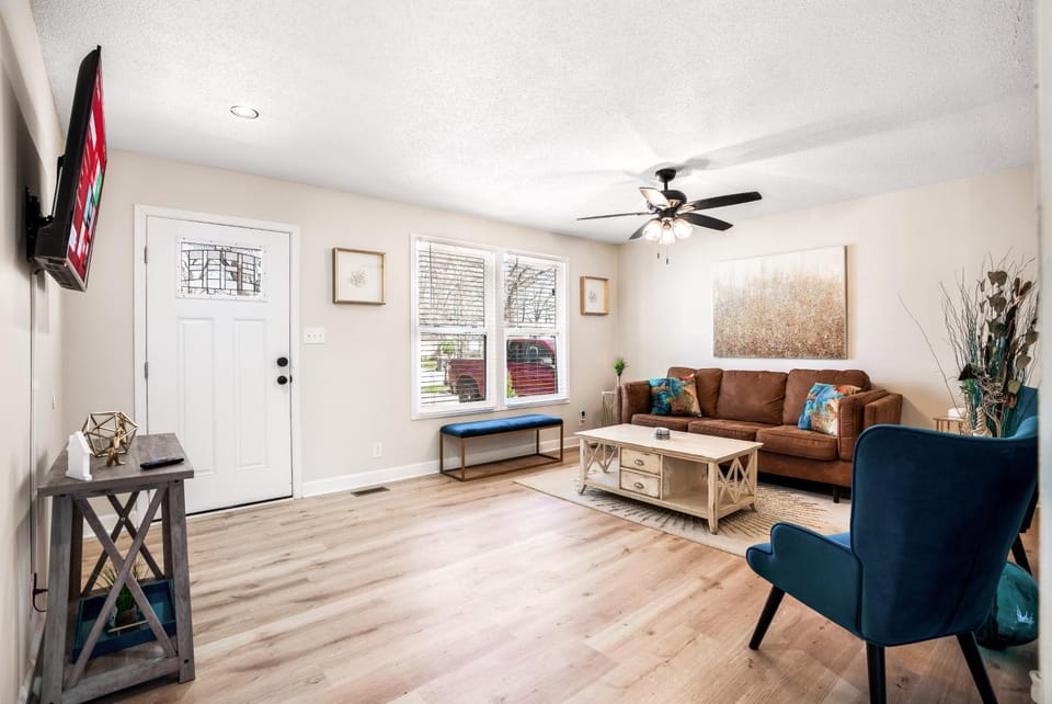 Serenity Cottage 300mbps WiFi - Dog Friendly House in Clarksville