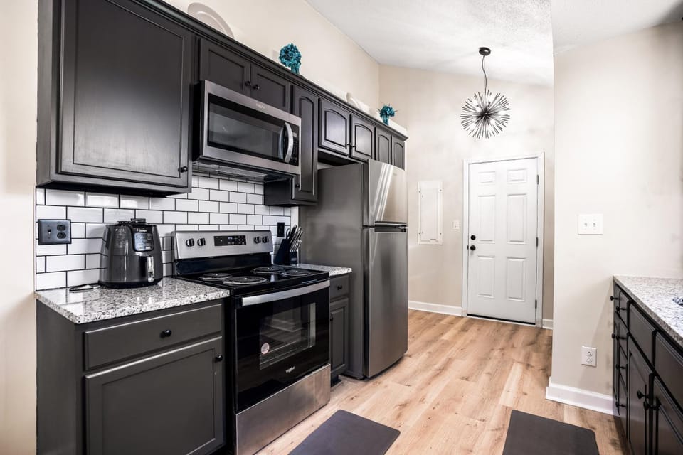 Serenity Cottage Dog Friendly Ft Campbell House in Clarksville