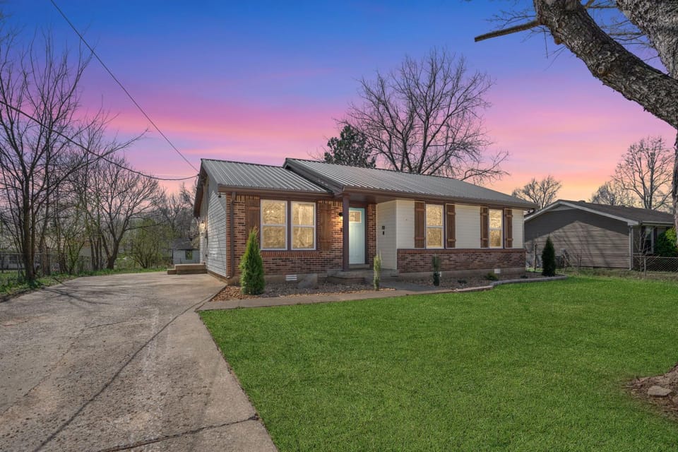 Serenity Cottage Dog Friendly Ft Campbell House in Clarksville