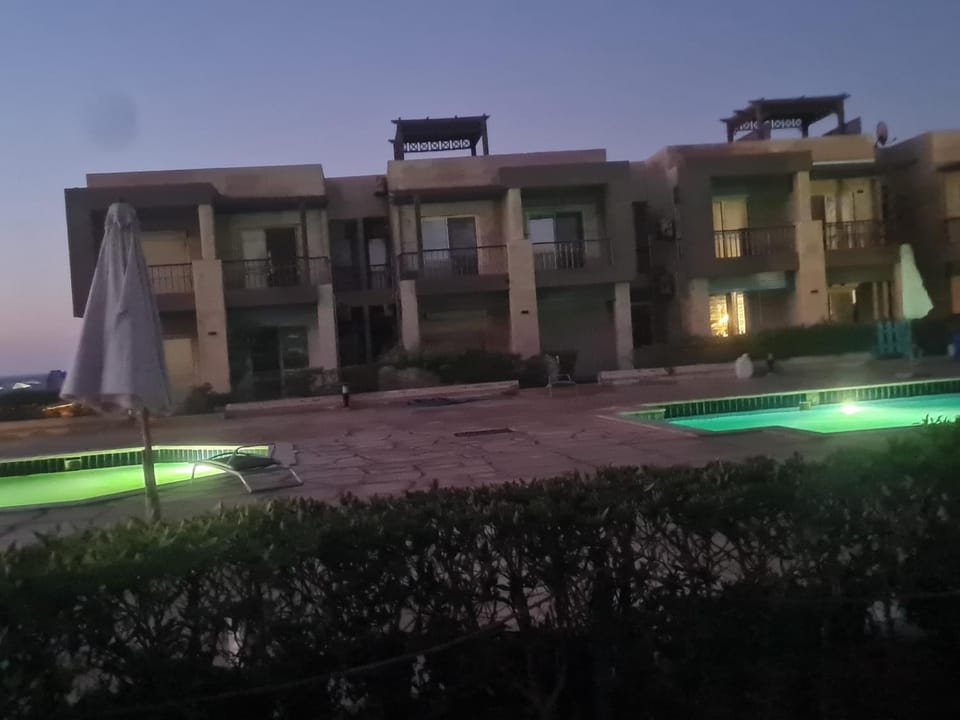 شاليه غرفتين ارضى بجنينه صف اول بحر و بسين بقرية كورنادو مارينا السخنه للعائلات فقط او جروب بنات Chalet in South Sinai Governorate