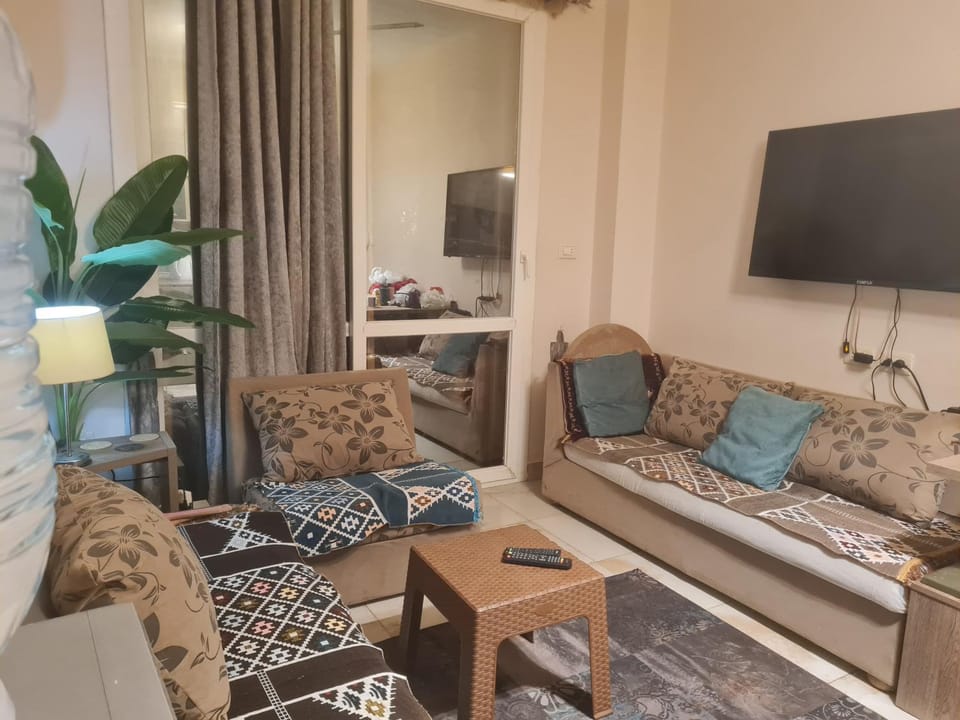 شاليه غرفتين ارضى بجنينه صف اول بحر و بسين بقرية كورنادو مارينا السخنه للعائلات فقط او جروب بنات Chalet in South Sinai Governorate