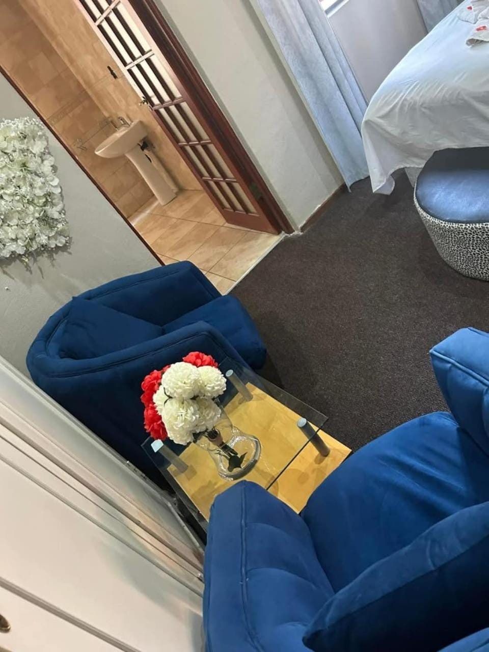Bed, Living room, Photo of the whole room, Seating area, Bedroom