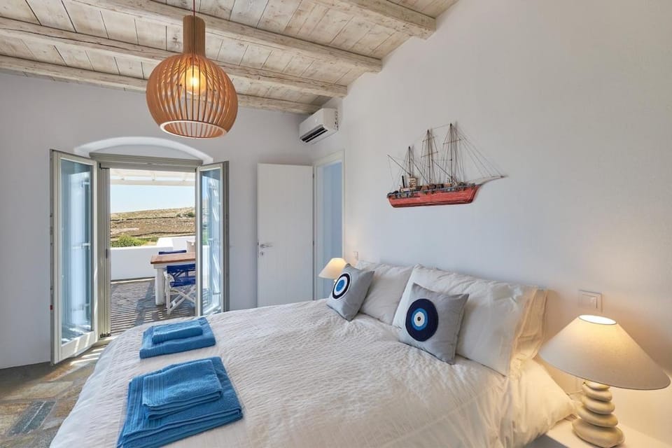 Bed, Balcony/Terrace, Photo of the whole room, Bedroom, towels