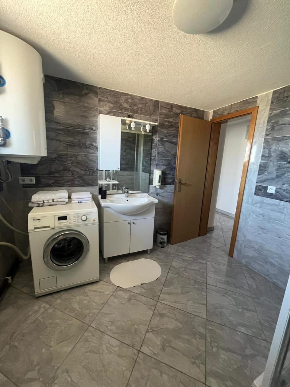 Bathroom, washing machine