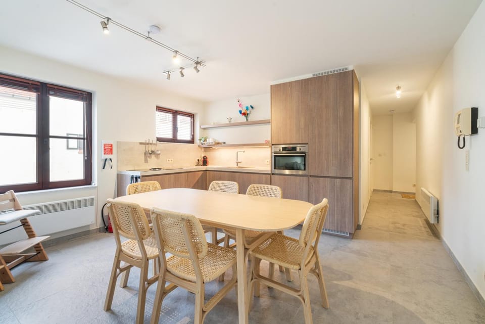 Property building, Kitchen or kitchenette, Dining area, oven, stove